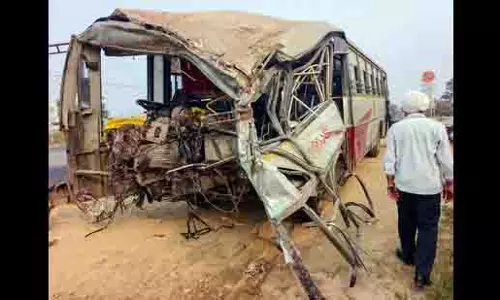Patiala में बस-ट्रक की टक्कर में कंडक्टर की मौत, 10 घायल Patiala में बस-ट्रक की टक्कर में कंडक्टर की मौत, 10 घायल