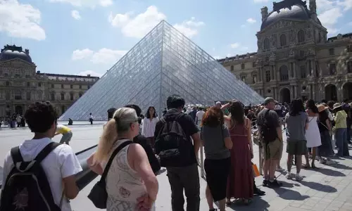 38 वर्षीय महिला पर 102 मिलियन डॉलर के Louvre आभूषण चोरी का आरोप