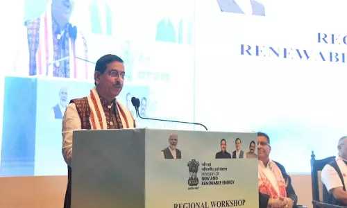 केंद्रीय मंत्री प्रल्हाद जोशी ने Guwahati में स्वास्थ्य, शिक्षा और सार्वजनिक वितरण पहलों की समीक्षा की केंद्रीय मंत्री प्रल्हाद जोशी ने Guwahati में स्वास्थ्य, शिक्षा और सार्वजनिक वितरण पहलों की समीक्षा की