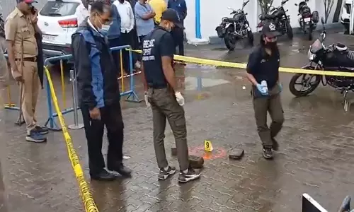 Pune: गोलीबारी की घटना में एक व्यक्ति की मौत, पुलिस को गैंगवार का संदेह Pune: गोलीबारी की घटना में एक व्यक्ति की मौत, पुलिस को गैंगवार का संदेह