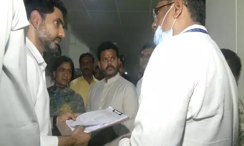 मंत्री मोहन नायडू और नारा लोकेश ने अस्पताल में घायलों से की मुलाकात मंत्री मोहन नायडू और नारा लोकेश ने अस्पताल में घायलों से की मुलाकात