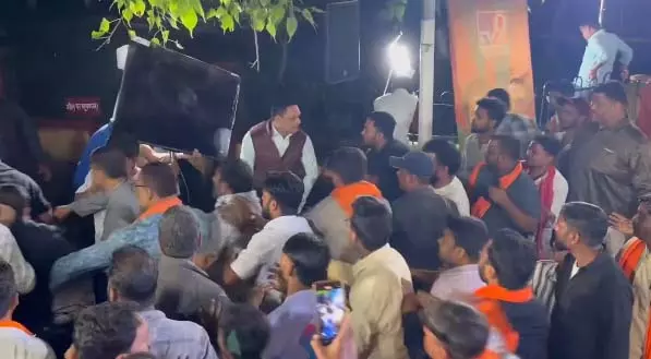 न्यूज़ चैनल के लाइव चुनावी शो में जमकर मारपीट Video, सीटी बजाने पर भिड़ गए नेताओं के समर्थक न्यूज़ चैनल के लाइव चुनावी शो में जमकर मारपीट Video, सीटी बजाने पर भिड़ गए नेताओं के समर्थक
