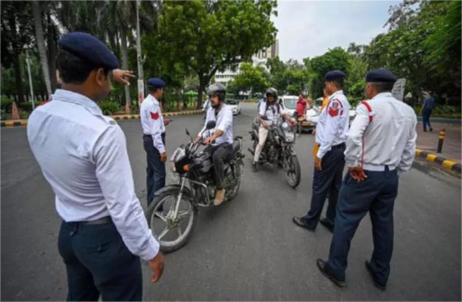 Jammu-Kashmir: यातायात पुलिस ने कार्रवाई करते हुए किए कई वाहन जब्त Jammu-Kashmir: यातायात पुलिस ने कार्रवाई करते हुए किए कई वाहन जब्त
