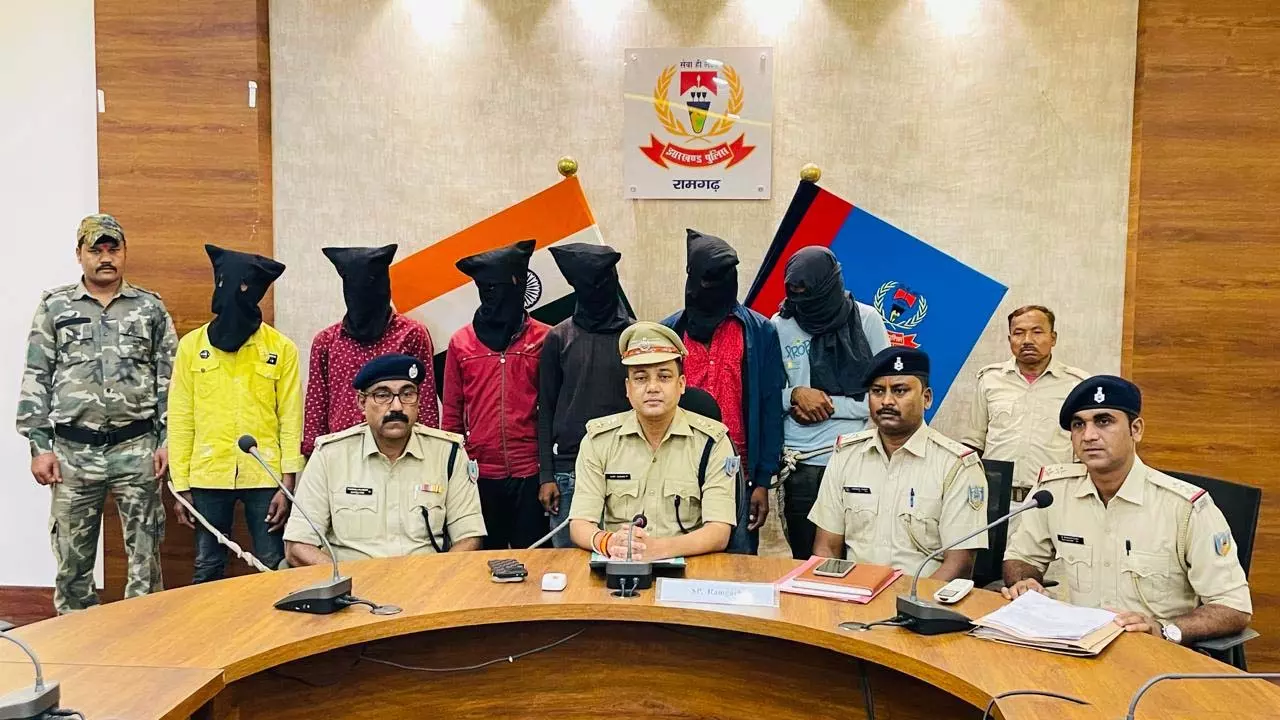 स्कूल वैन की आड़ में चोरी का खेल! शातिर चोरों के गिरोह का राज खुला स्कूल वैन की आड़ में चोरी का खेल! शातिर चोरों के गिरोह का राज खुला
