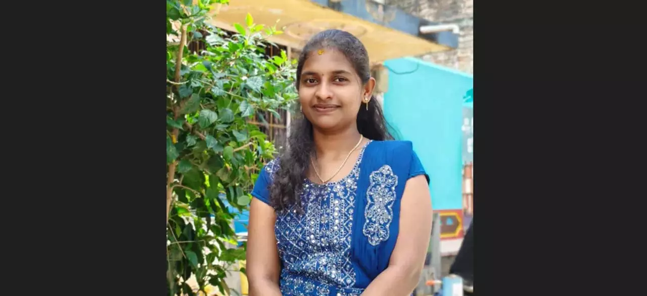 Andhra के मंदिर में भगदड़ में मारे गए 10 लोगों में ओडिशा की एक महिला भी शामिल है Andhra के मंदिर में भगदड़ में मारे गए 10 लोगों में ओडिशा की एक महिला भी शामिल है
