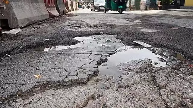 डेडलाइन बीत जाने के बाद भी सड़क अभी तक साफ़ नहीं हुई है: GBA ने CM के निर्देशों का पालन नहीं किया डेडलाइन बीत जाने के बाद भी सड़क अभी तक साफ़ नहीं हुई है: GBA ने CM के निर्देशों का पालन नहीं किया