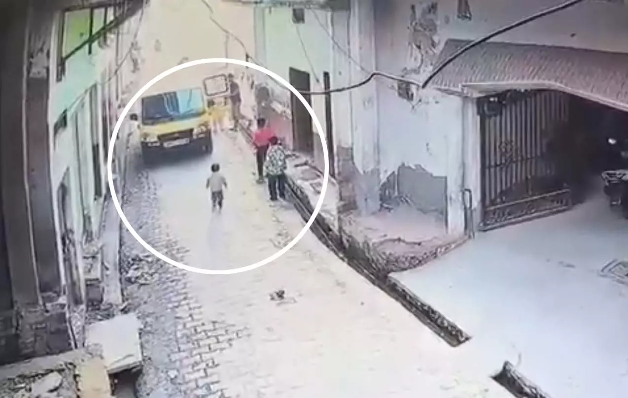 बच्चे की दर्दनाक मौत का LIVE वीडियो, आखिरी पल CCTV में कैद बच्चे की दर्दनाक मौत का LIVE वीडियो, आखिरी पल CCTV में कैद
