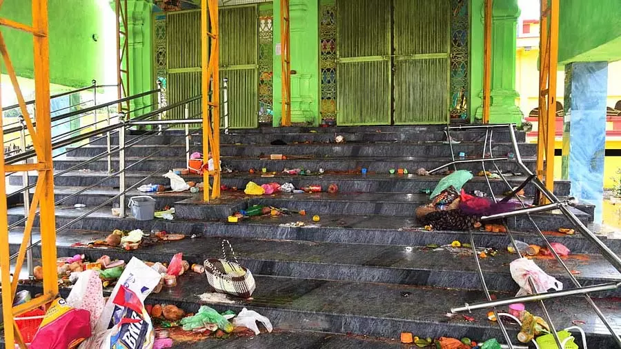 Andhra: नौ मौतों के बाद पुलिस ने कासीबुग्गा मंदिर में एंट्री बंद कर दी Andhra: नौ मौतों के बाद पुलिस ने कासीबुग्गा मंदिर में एंट्री बंद कर दी