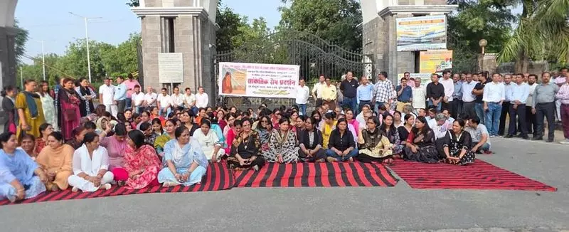 Haryana : वित्त विभाग ने महिला विश्वविद्यालय कर्मचारियों के लिए 35 करोड़ रुपये का वेतन जारी किया Haryana : वित्त विभाग ने महिला विश्वविद्यालय कर्मचारियों के लिए 35 करोड़ रुपये का वेतन जारी किया