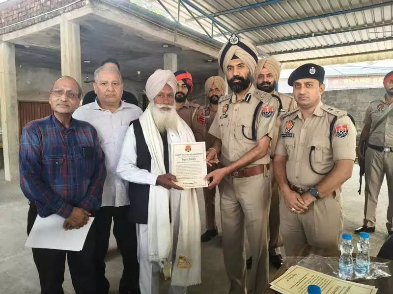 Punjab: मानसा फायरिंग मामले में तीसरा आरोपी गिरफ्तार, बहादुरी के लिए 3 निवासियों को सम्मानित किया Punjab: मानसा फायरिंग मामले में तीसरा आरोपी गिरफ्तार, बहादुरी के लिए 3 निवासियों को सम्मानित किया