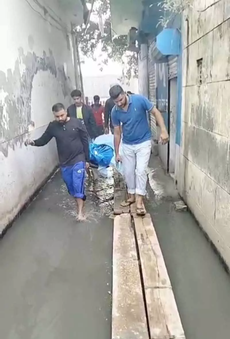 Sangrur में नागरिक उपेक्षा के बीच, परिजनों को शव को सीवेज के ऊपर ले जाने के लिए मजबूर होना पड़ा Sangrur में नागरिक उपेक्षा के बीच, परिजनों को शव को सीवेज के ऊपर ले जाने के लिए मजबूर होना पड़ा