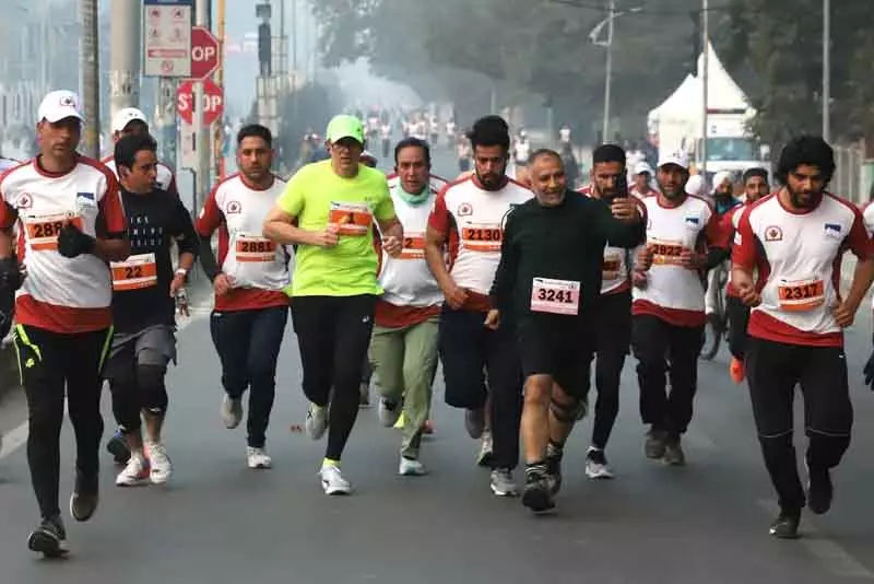 मुख्यमंत्री उमर अब्दुल्ला ने कश्मीर मैराथन धावकों का उत्साहवर्धन किया मुख्यमंत्री उमर अब्दुल्ला ने कश्मीर मैराथन धावकों का उत्साहवर्धन किया