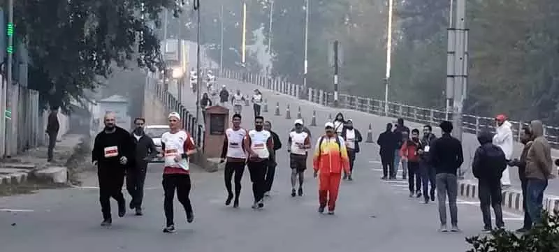 कश्मीर मैराथन 2.0 दुनिया भर से 1500 धावकों के साथ शुरू कश्मीर मैराथन 2.0 दुनिया भर से 1500 धावकों के साथ शुरू