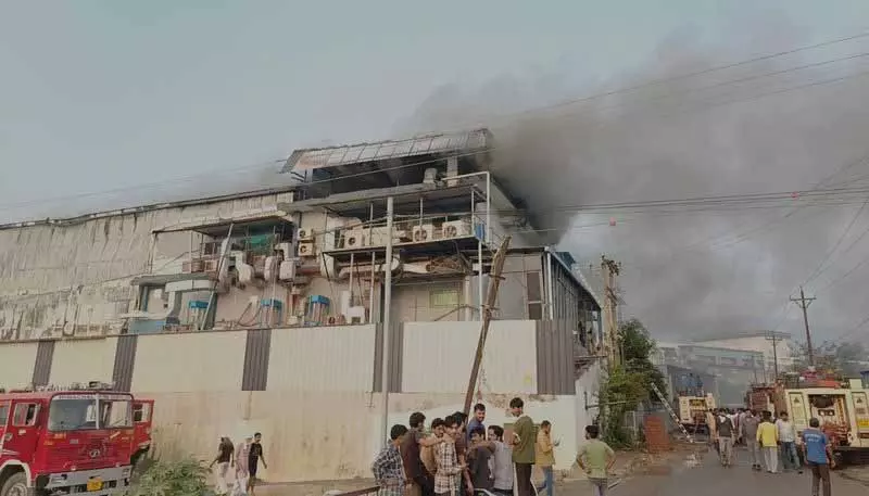 Himachal: बद्दी की फार्मा इकाई में आग लगी Himachal: बद्दी की फार्मा इकाई में आग लगी