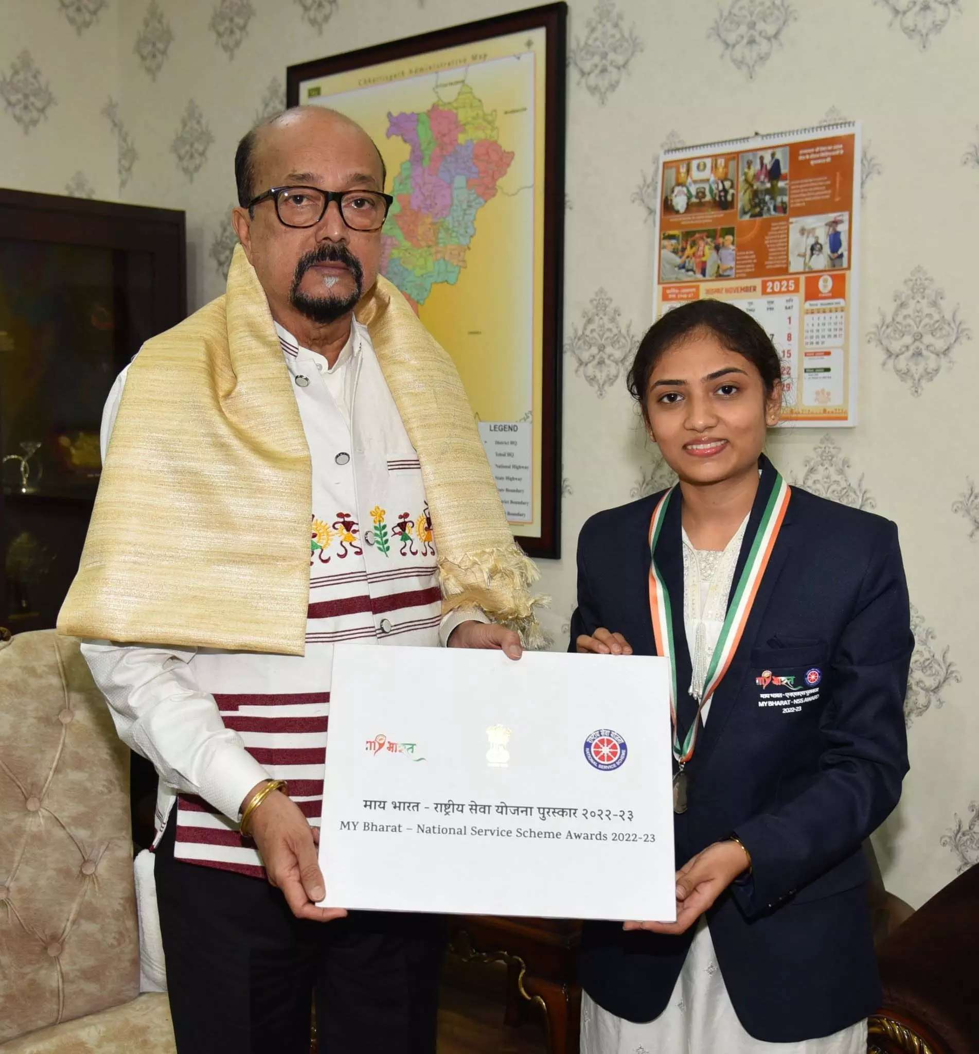 राज्यपाल रमेन डेका से राष्ट्रपति पुरस्कार से अलंकृत लेखनी साहू ने सौजन्य भेंट की राज्यपाल रमेन डेका से राष्ट्रपति पुरस्कार से अलंकृत लेखनी साहू ने सौजन्य भेंट की