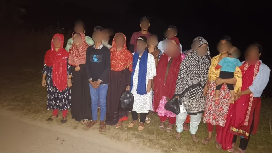 बांग्लादेश से आए 16 अवैध प्रवासियों को वापस भेजा गया बांग्लादेश से आए 16 अवैध प्रवासियों को वापस भेजा गया