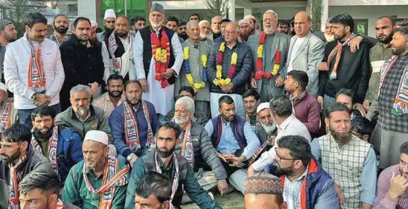 चिनाब घाटी के कई राजनीतिक हस्तियां कांग्रेस में शामिल चिनाब घाटी के कई राजनीतिक हस्तियां कांग्रेस में शामिल