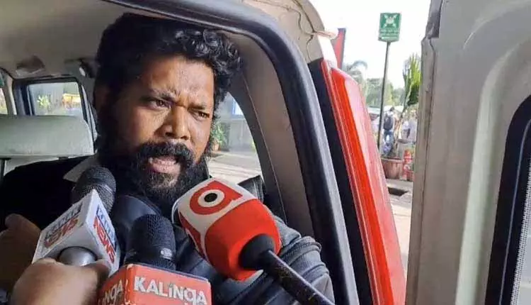 Police SI घोटाले के मास्टरमाइंड शंकर प्रुस्ती को नेपाल सीमा से गिरफ्तार कर भुवनेश्वर लाया गया Police SI घोटाले के मास्टरमाइंड शंकर प्रुस्ती को नेपाल सीमा से गिरफ्तार कर भुवनेश्वर लाया गया