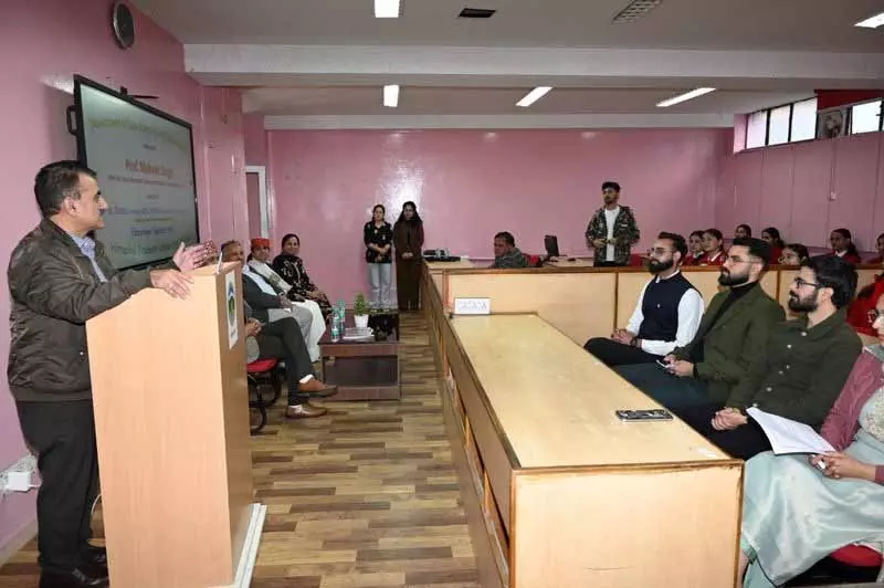 CJM के छात्रों ने एचपीयू के डेटा साइंस और आर्टिफिशियल इंटेलिजेंस विभाग का दौरा किया CJM के छात्रों ने एचपीयू के डेटा साइंस और आर्टिफिशियल इंटेलिजेंस विभाग का दौरा किया