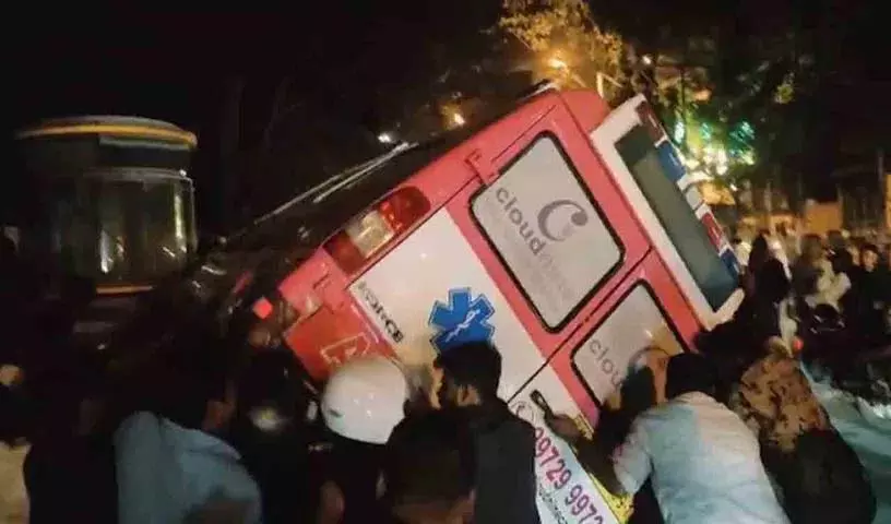 Ambulance ने स्कूटर सवार दम्पति को टक्कर मारी, दोनों की मौत Ambulance ने स्कूटर सवार दम्पति को टक्कर मारी, दोनों की मौत