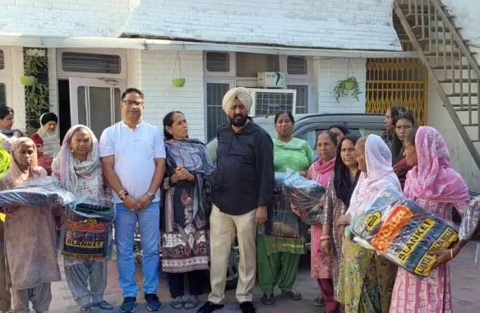 JAMMU: टोनी ने बाढ़ प्रभावित परिवारों को कंबल वितरित किए JAMMU: टोनी ने बाढ़ प्रभावित परिवारों को कंबल वितरित किए