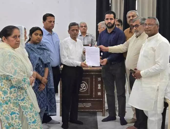 JAMMU: सोट्टो ने नेत्रदान के लिए आभार प्रमाण पत्र दिया JAMMU: सोट्टो ने नेत्रदान के लिए आभार प्रमाण पत्र दिया