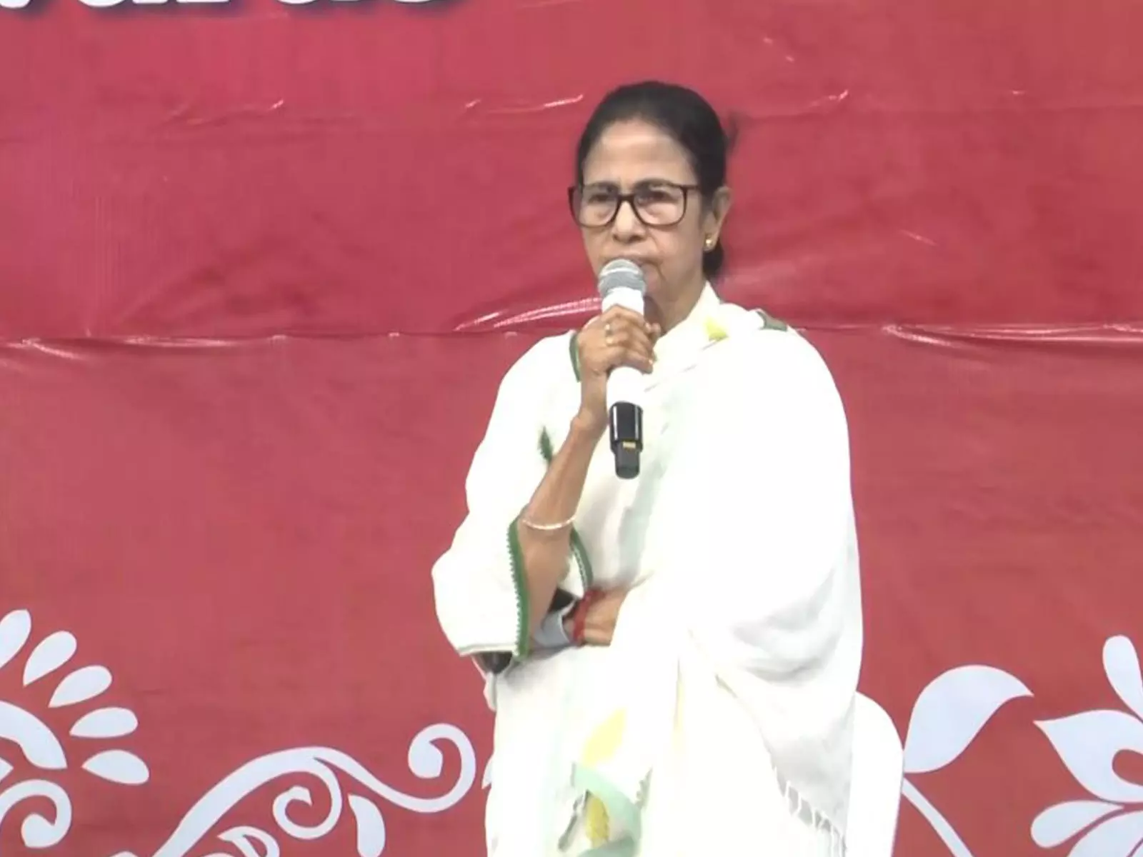 TMC का आरोप: SIR के ‘डर’ से हुई एक और मौत, BJP पर आतंक और नफरत की राजनीति करने का आरोप TMC का आरोप: SIR के ‘डर’ से हुई एक और मौत, BJP पर आतंक और नफरत की राजनीति करने का आरोप