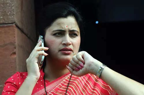 पूर्व सांसद नवनीत राणा को आठ दिनों में दूसरी बार मिली बम से उड़ाने की धमकी पूर्व सांसद नवनीत राणा को आठ दिनों में दूसरी बार मिली बम से उड़ाने की धमकी