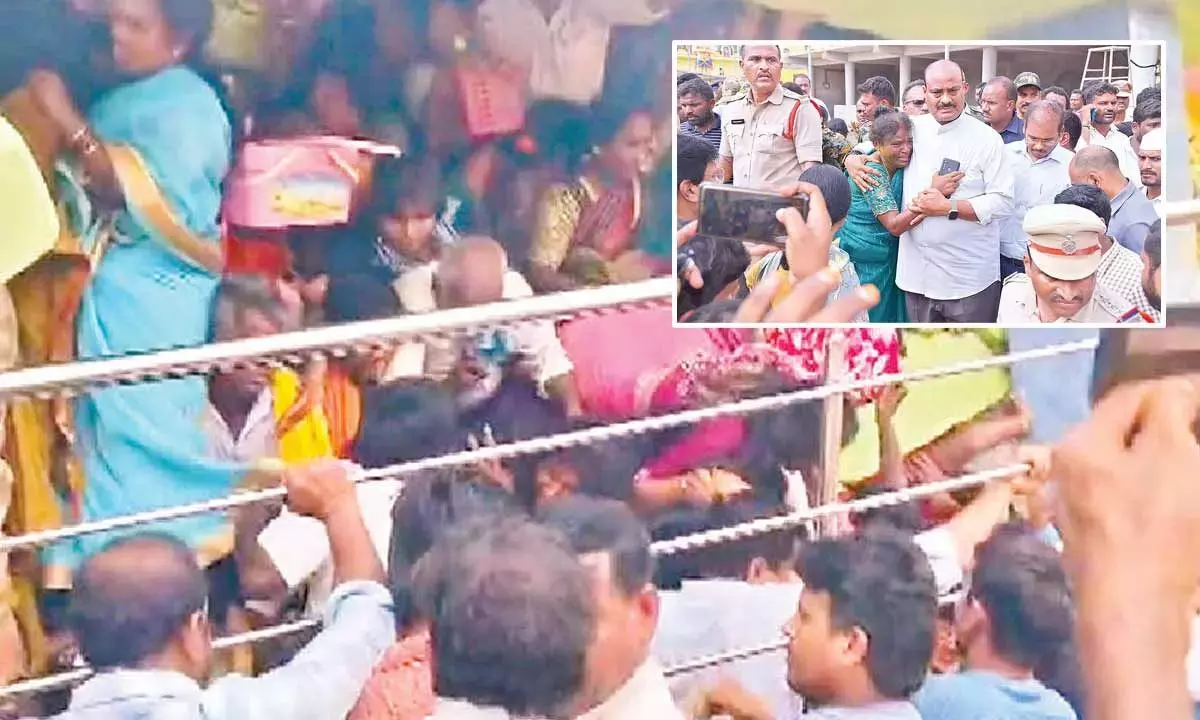 Andhra: श्रीकाकुलम मंदिर में हुई दुर्घटना में नौ श्रद्धालुओं की मौत Andhra: श्रीकाकुलम मंदिर में हुई दुर्घटना में नौ श्रद्धालुओं की मौत