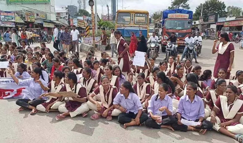 Gurukul की छात्राओं के खिलाफ पुलिस की बर्बरता Gurukul की छात्राओं के खिलाफ पुलिस की बर्बरता