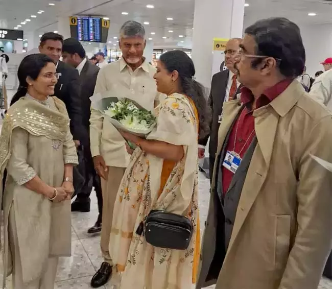 Andhra: मुख्यमंत्री चंद्रबाबू और उनकी पत्नी का लंदन में शानदार स्वागत हुआ Andhra: मुख्यमंत्री चंद्रबाबू और उनकी पत्नी का लंदन में शानदार स्वागत हुआ