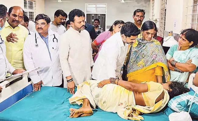कासिबुग्गा भगदड़: बड़ी संख्या में श्रद्धालुओं के अचानक आने से भगदड़ मच गई कासिबुग्गा भगदड़: बड़ी संख्या में श्रद्धालुओं के अचानक आने से भगदड़ मच गई
