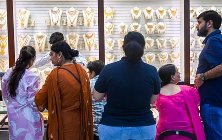 महिला कर्मचारी ने ज्वेलरी स्टोर से ढाई किलो सोना चोरी कर चुकाया अपना लोन, प्रॉपर्टी खरीदी महिला कर्मचारी ने ज्वेलरी स्टोर से ढाई किलो सोना चोरी कर चुकाया अपना लोन, प्रॉपर्टी खरीदी