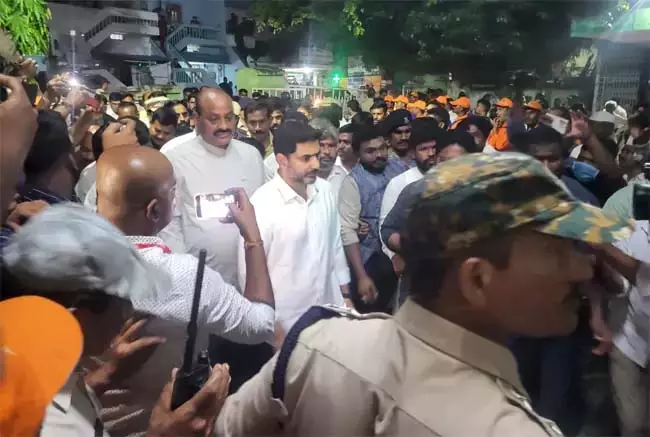 Andhra : मंत्री लोकेश ने काशी बुग्गा पीड़ितों को वित्तीय सहायता देने की घोषणा की Andhra : मंत्री लोकेश ने काशी बुग्गा पीड़ितों को वित्तीय सहायता देने की घोषणा की
