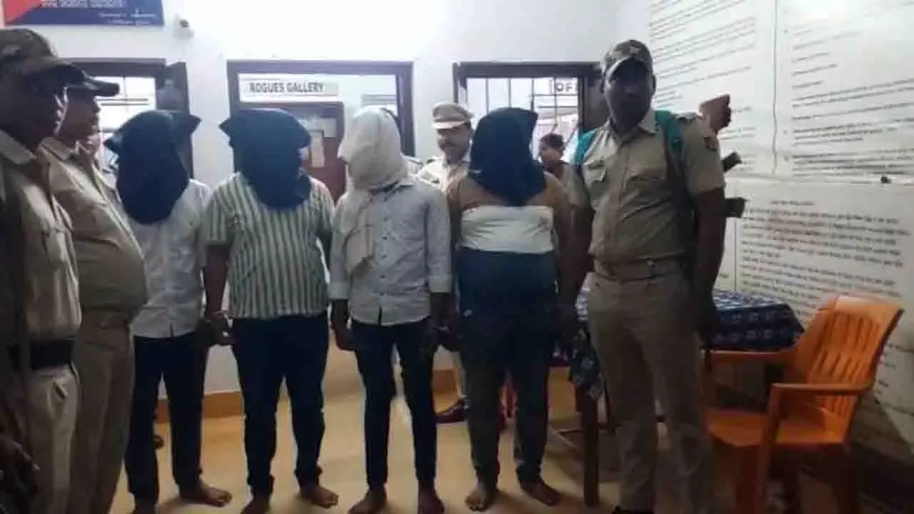 बारीपदा चावल मिल मालिक का अपहरण: चार गिरफ्तार, 8 लाख रुपये जब्त बारीपदा चावल मिल मालिक का अपहरण: चार गिरफ्तार, 8 लाख रुपये जब्त