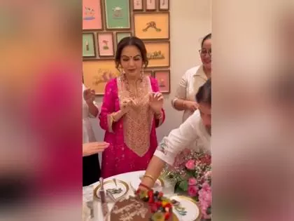 Nita Ambani ने स्टाफ से मिले प्यारे सरप्राइज के साथ मनाया अपना 62वां जन्मदिन Nita Ambani ने स्टाफ से मिले प्यारे सरप्राइज के साथ मनाया अपना 62वां जन्मदिन