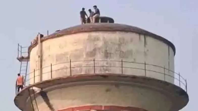 पानी की टंकी पर चढ़े व्यक्ति को फायर ब्रिगेड और RPF ने सुरक्षित निकाला पानी की टंकी पर चढ़े व्यक्ति को फायर ब्रिगेड और RPF ने सुरक्षित निकाला