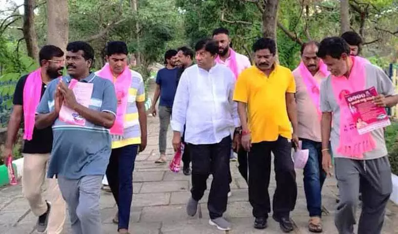 Jubilee Hills उपचुनाव प्रचारकों ने कृष्ण कांत पार्क में सुबह की सैर करने वालों से मुलाकात की Jubilee Hills उपचुनाव प्रचारकों ने कृष्ण कांत पार्क में सुबह की सैर करने वालों से मुलाकात की
