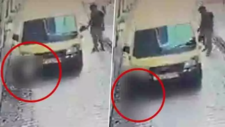 Uttar Pradesh में छात्र को लेने जा रही स्कूल वैन ने बच्चे को कुचला Uttar Pradesh में छात्र को लेने जा रही स्कूल वैन ने बच्चे को कुचला