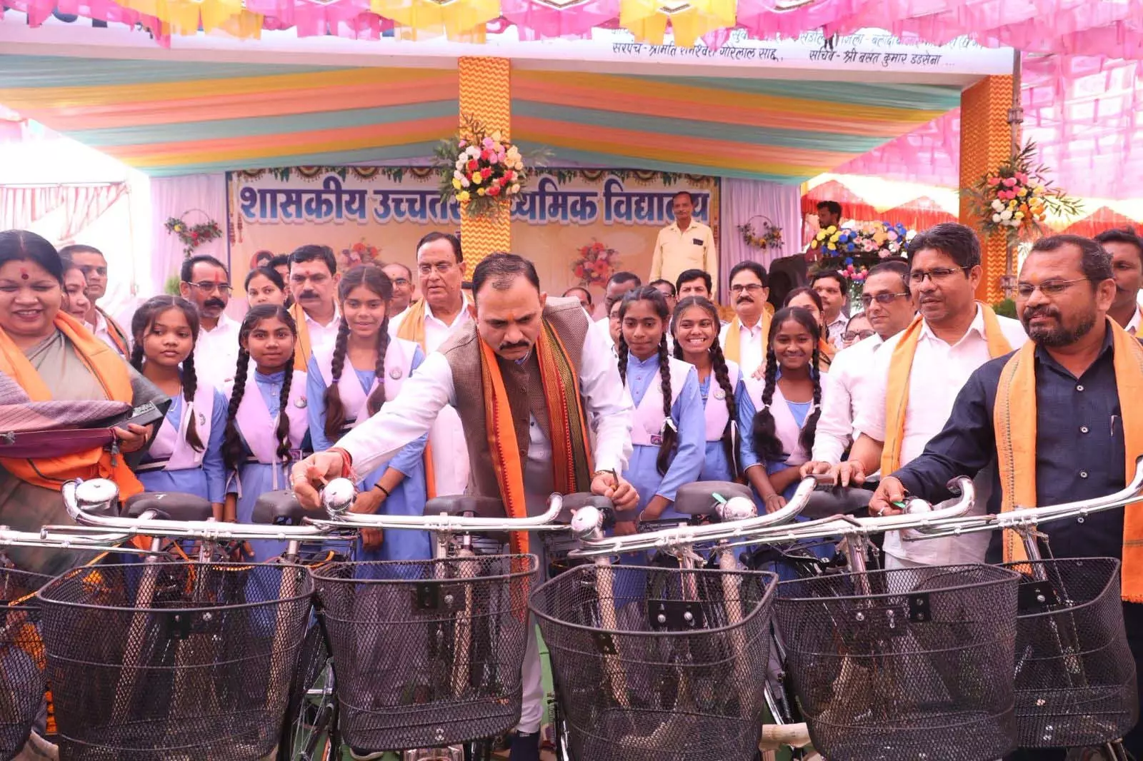 प्रभारी मंत्री श्याम बिहारी जायसवाल ने स्कूली छात्राओं को वितरित किया साईकिल प्रभारी मंत्री श्याम बिहारी जायसवाल ने स्कूली छात्राओं को वितरित किया साईकिल