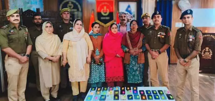KISHTWAR: साइबर पुलिस ने 52 खोए हुए मोबाइल फोन बरामद कर मालिकों को सौंपे KISHTWAR: साइबर पुलिस ने 52 खोए हुए मोबाइल फोन बरामद कर मालिकों को सौंपे