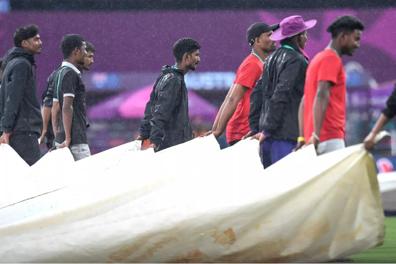 Womens WC: डीवाई पाटिल स्टेडियम में लगातार बारिश के कारण टॉस आगे बढ़ा Womens WC: डीवाई पाटिल स्टेडियम में लगातार बारिश के कारण टॉस आगे बढ़ा