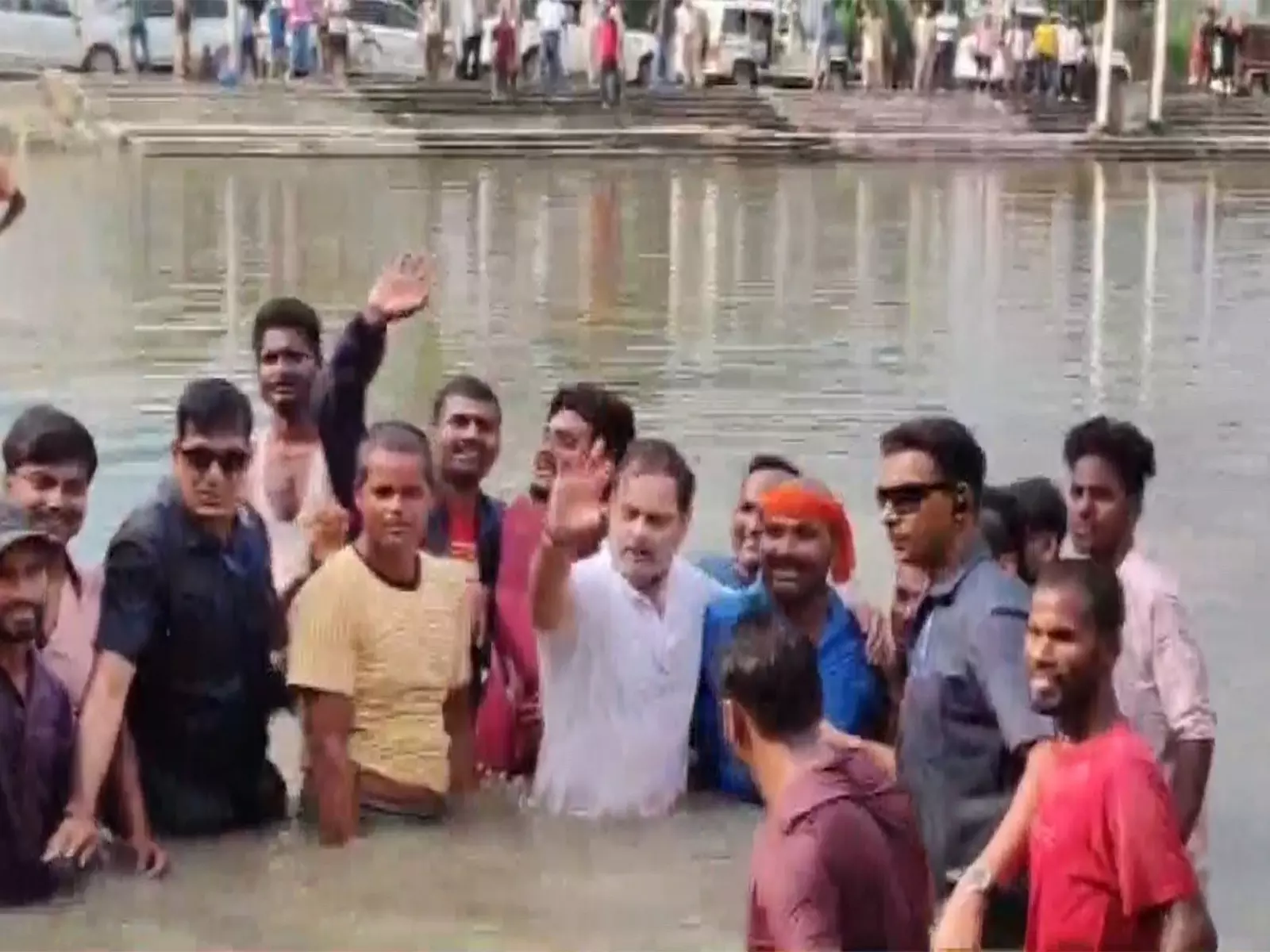 बेगूसराय के तालाब में मछली पकड़ने गए राहुल गांधी, रैली में योगासन से PM मोदी पर साधा निशाना बेगूसराय के तालाब में मछली पकड़ने गए राहुल गांधी, रैली में योगासन से PM मोदी पर साधा निशाना