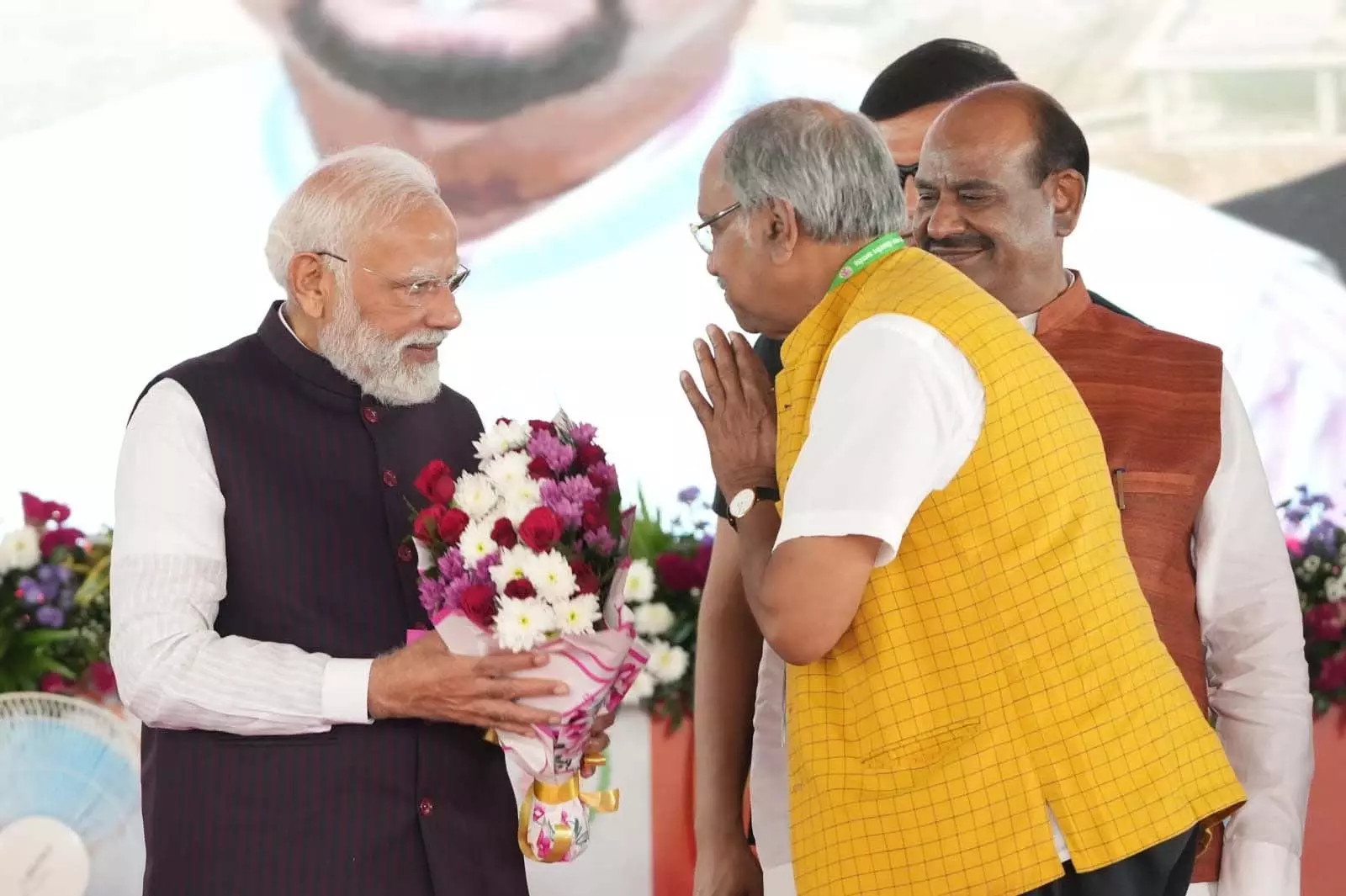 सांसद बृजमोहन अग्रवाल ने किया प्रधानमंत्री मोदी का आत्मीय स्वागत सांसद बृजमोहन अग्रवाल ने किया प्रधानमंत्री मोदी का आत्मीय स्वागत