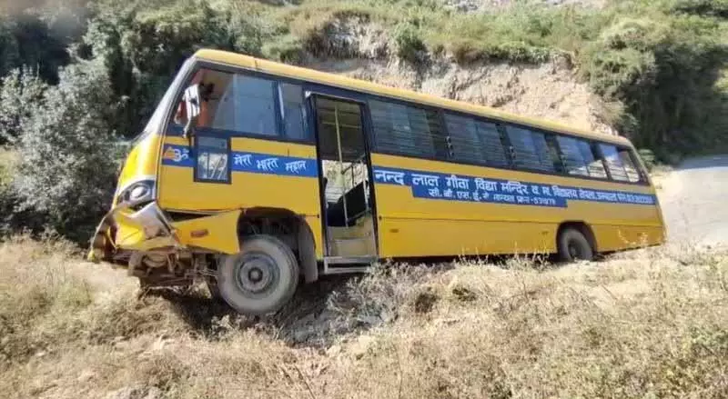 Amritsar: स्कूली बच्चों की जान बाल-बाल बची, कार कूड़े के ढेर से टकराई Amritsar: स्कूली बच्चों की जान बाल-बाल बची, कार कूड़े के ढेर से टकराई
