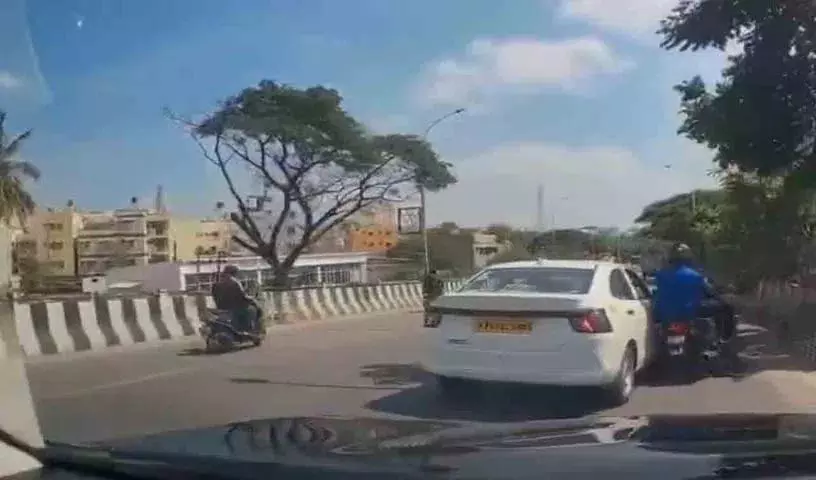 Cab ड्राइवर ने जानबूझकर बाइक को टक्कर मारी.. वीडियो वायरल Cab ड्राइवर ने जानबूझकर बाइक को टक्कर मारी.. वीडियो वायरल