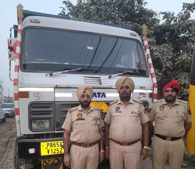 Mohali में अवैध खनन पर कार्रवाई, 4 वाहन जब्त, 2 गिरफ्तार Mohali में अवैध खनन पर कार्रवाई, 4 वाहन जब्त, 2 गिरफ्तार