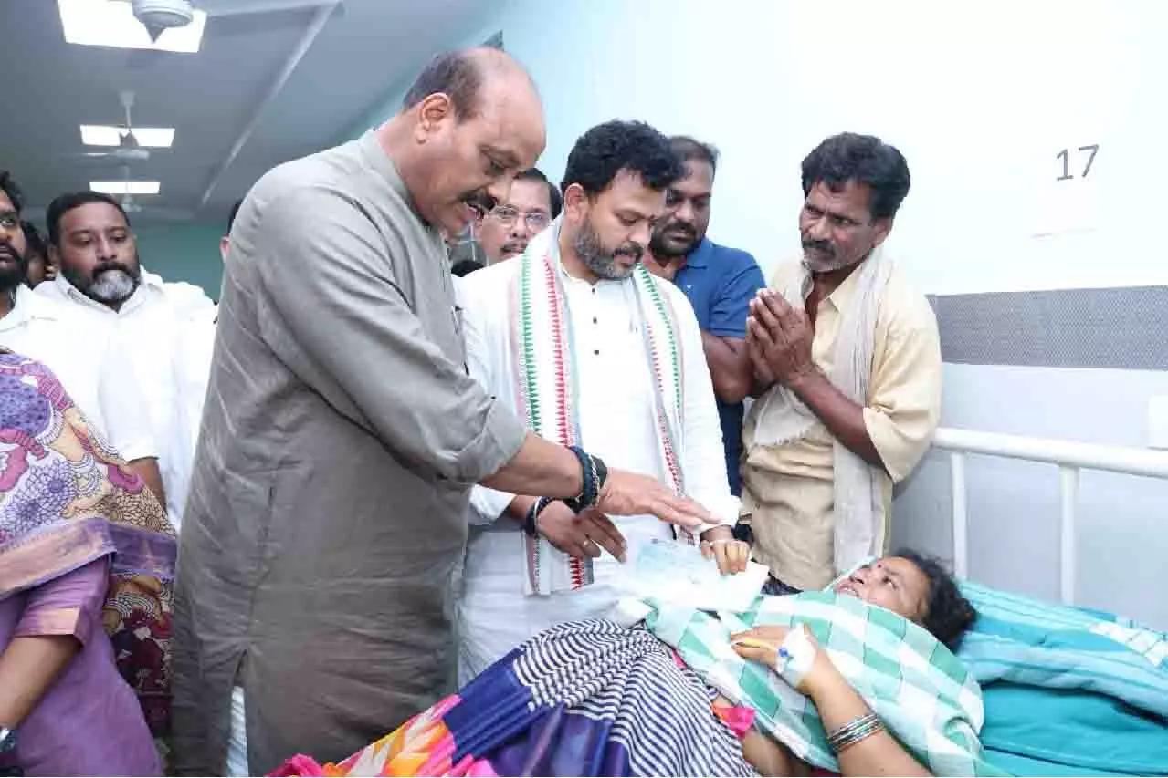 Andhra मंदिर भगदड़: 11 घायलों का अस्पताल में इलाज जारी Andhra मंदिर भगदड़: 11 घायलों का अस्पताल में इलाज जारी