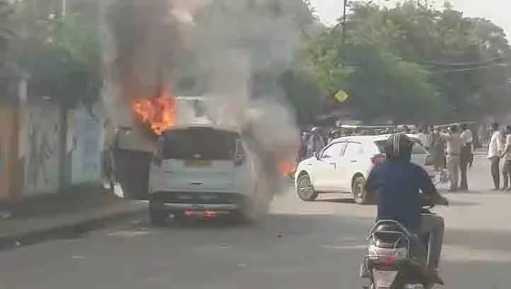 ग्वालियर में चलती SUV में आग लगी, महिलाओं और बच्चों को सुरक्षित बचाया गया ग्वालियर में चलती SUV में आग लगी, महिलाओं और बच्चों को सुरक्षित बचाया गया