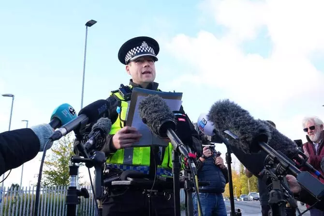Britain: ट्रेन में चाकू हमला, 11 घायल; आतंकवाद का मामला नहीं Britain: ट्रेन में चाकू हमला, 11 घायल; आतंकवाद का मामला नहीं